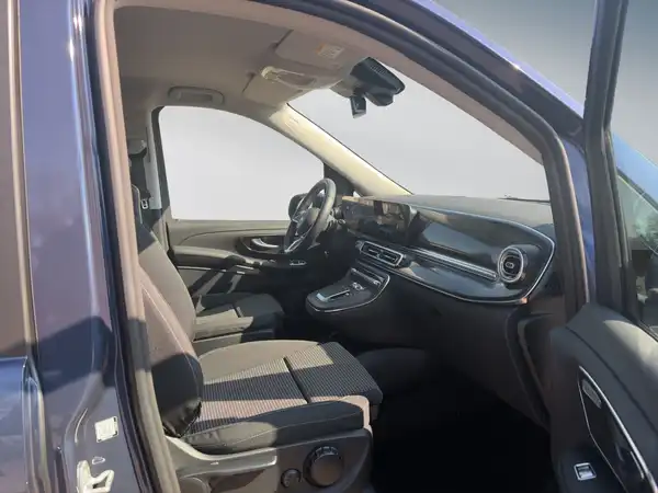 MERCEDES-BENZ V 220 (10/15)