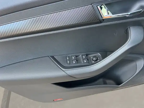 ŠKODA KAROQ (11/15)