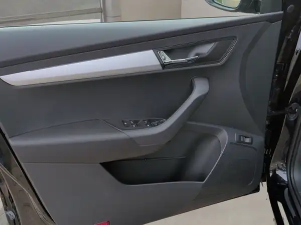 ŠKODA KAROQ (11/15)